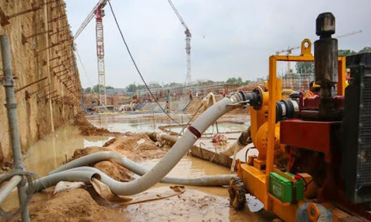 Submersible pump used in construction site foundation dewatering